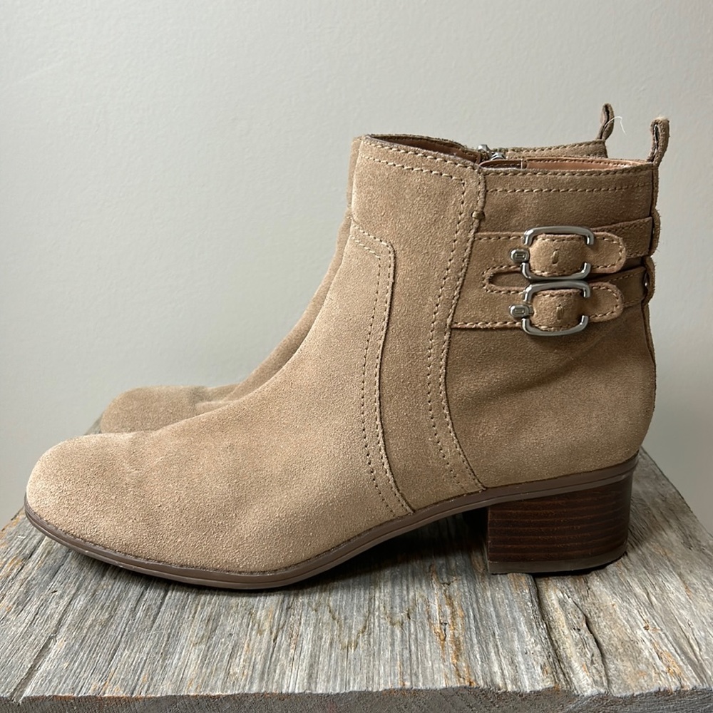 BANDOLINO Light Brown Tan Suede Booties Size 9.5